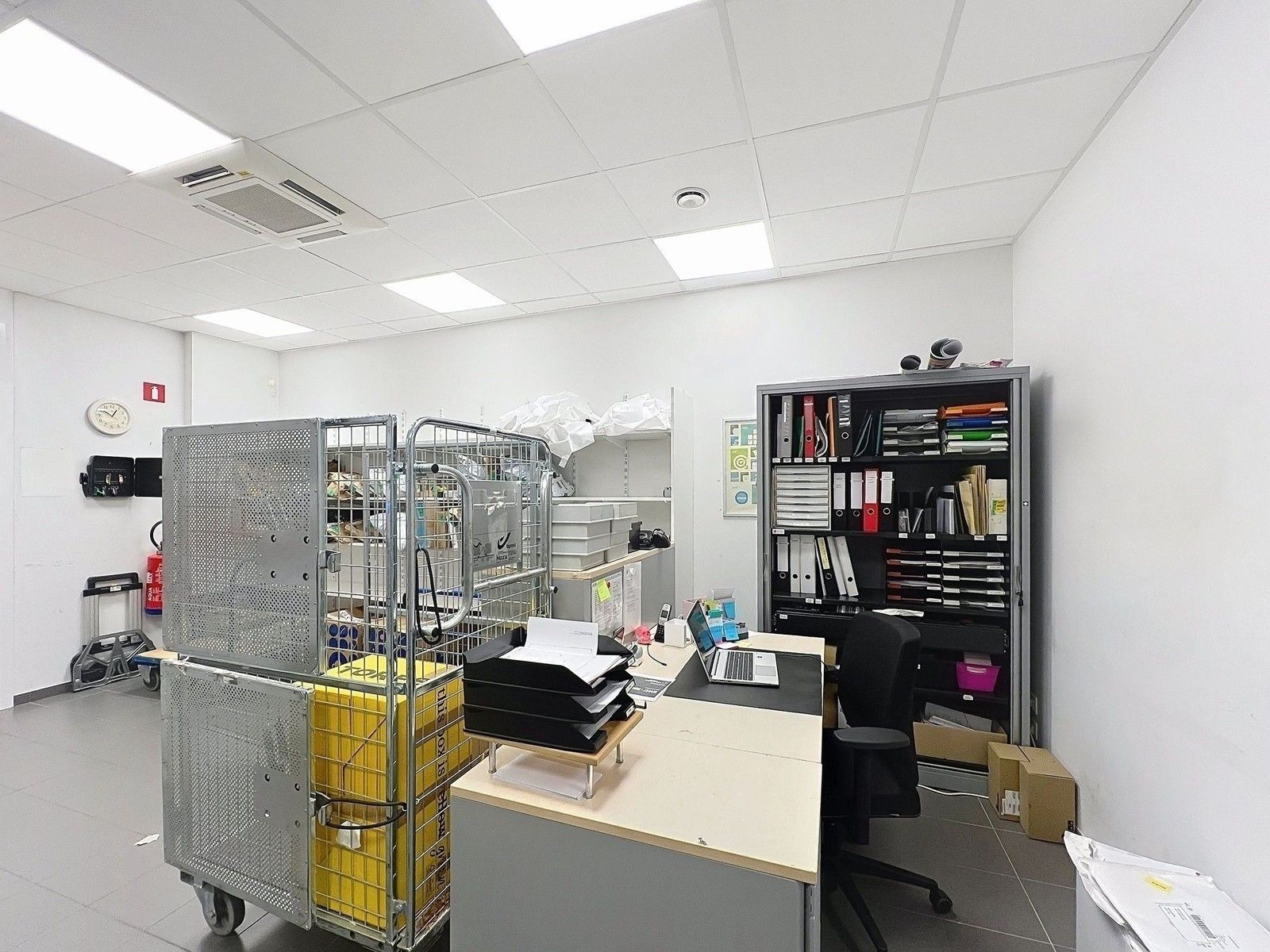 Veelzijdig pand bestaande uit RUIME woning met kantoor/praktijk/winkelruimte (267m²) + VERHUURD handelsgelijkvloers (238m²) op COMMERCIËLE ligging te Tielt! foto 45