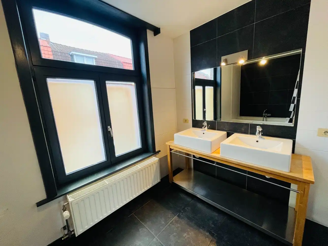 Assebroek, leuk ENERGIEZUINIG gezellig  instapklaar woonhuis met 3 SLAAPKAMERS en tuintje foto 4