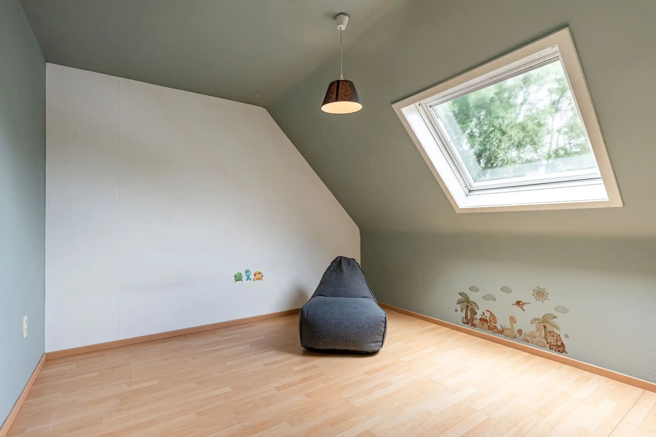 Instapklare woning met 3 slaapkamers, ruime garage en tuin foto 17