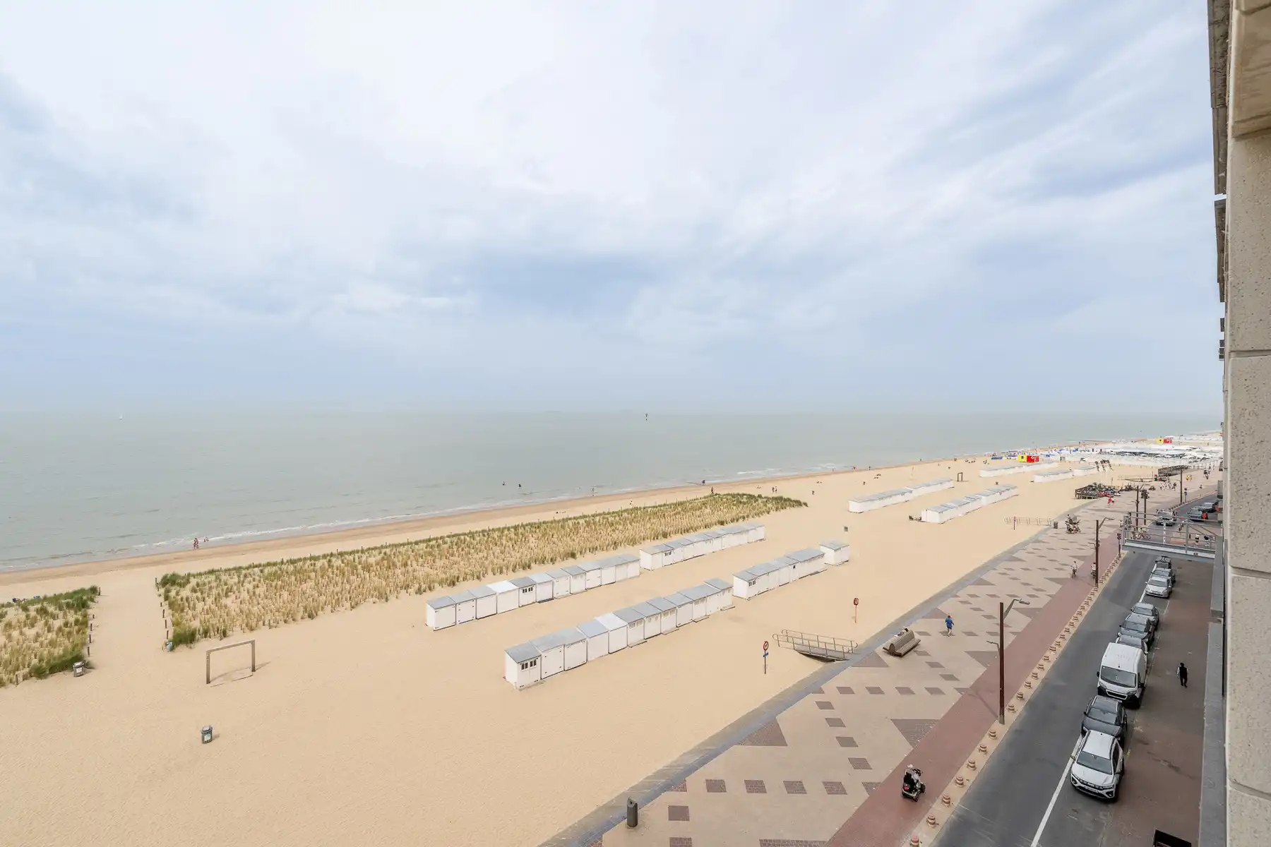 EXCLUSIEF: Ruim appartement met frontaal zeezicht foto {{pictureIndex}}
