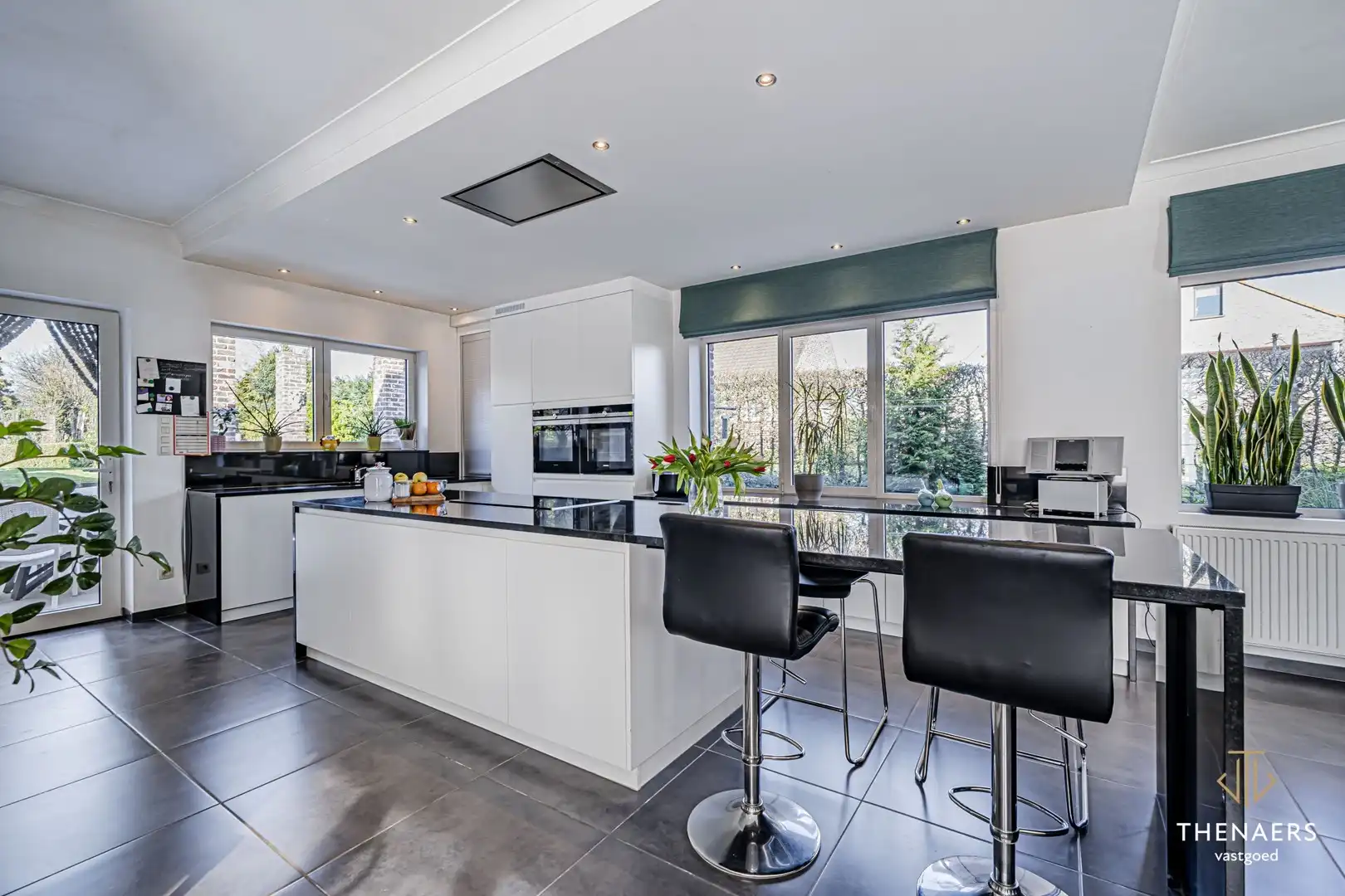 Karaktervolle en uitzonderlijk ruime woning met 5 slpks op&nbsp;een perceel van 36a 60ca. foto 9