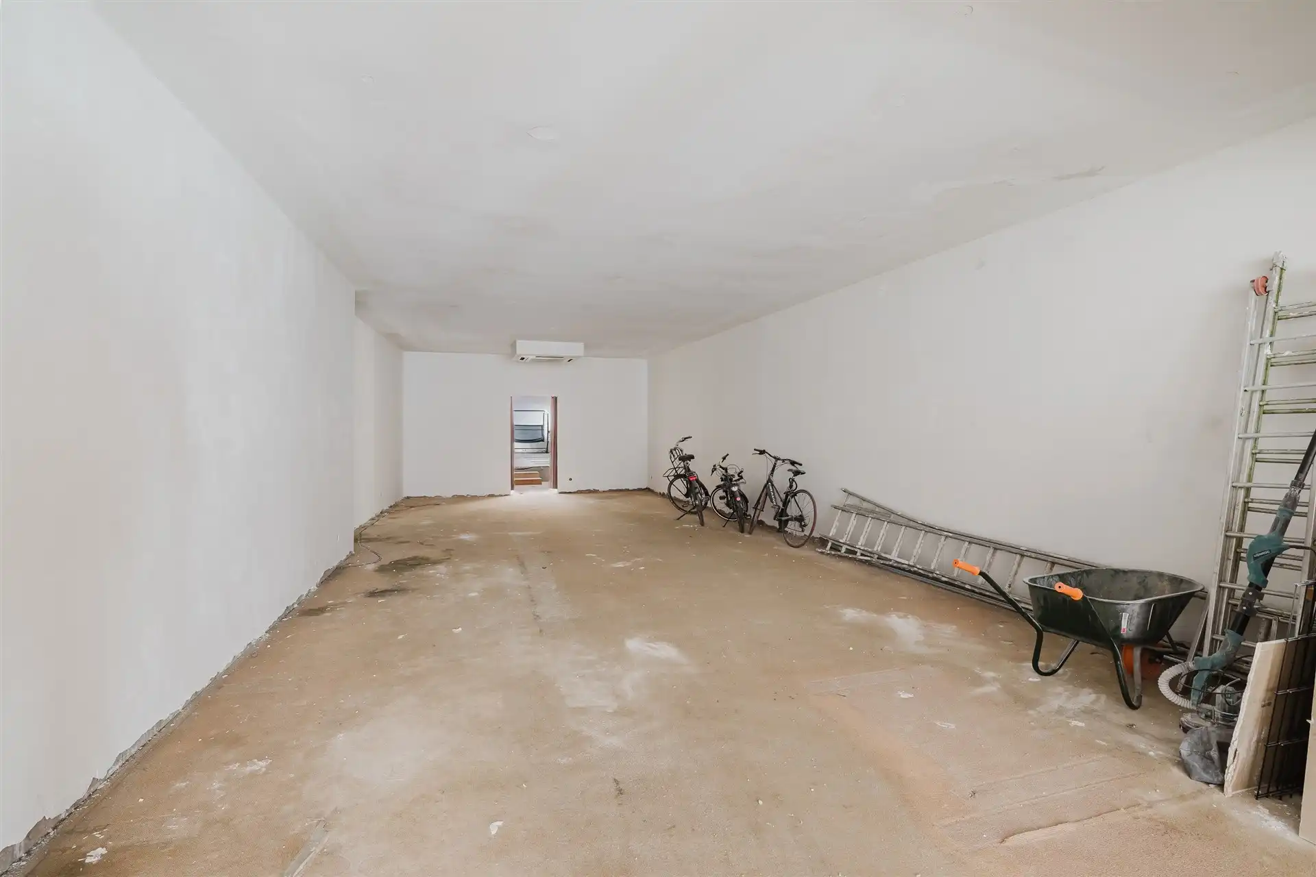 Handelspand op topligging in centrum Wetteren foto 4