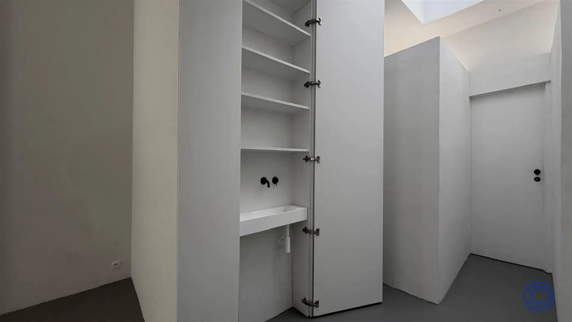 Stijlvolle commerciële ruimte met vitrine – ca. 65 m², uitbreidbaar met 20 m² op de Paardenmarkt. foto 8