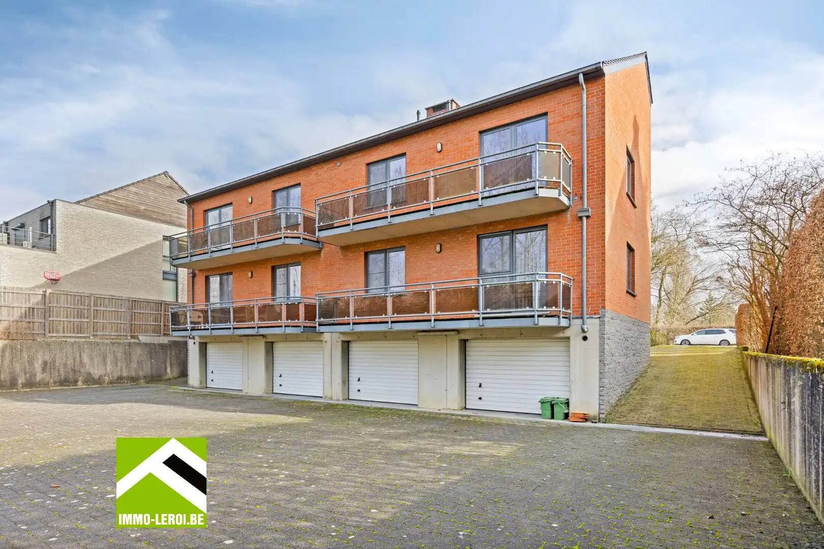 Gebouw met 4 appartementen foto 3