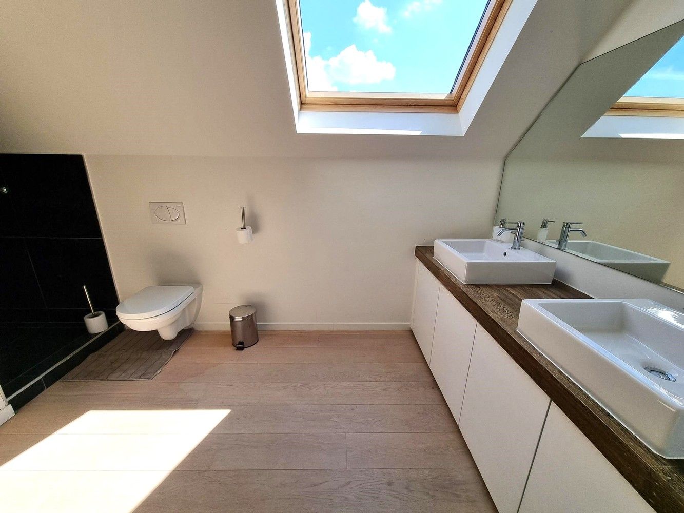 Prachtige villa woning, rustig gelegen met zonnige, diepe tuin voorzien van zwembad en poolhouse. foto 23