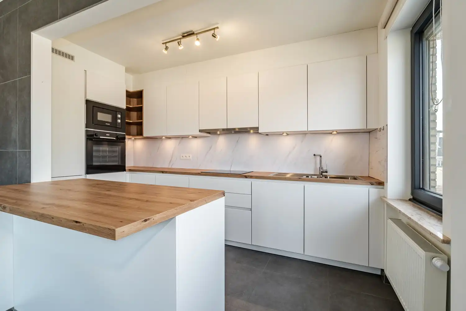 Volledig gerenoveerd 2-slaapkamerappartement met garage in Sint-Pieters-Leeuw foto 7