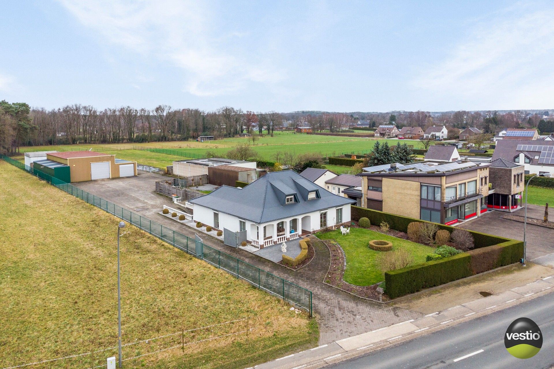 Hoofdfoto van de publicatie: RUIME VILLA MET 430 M² WERKPLAATSEN OP 26,37 ARE