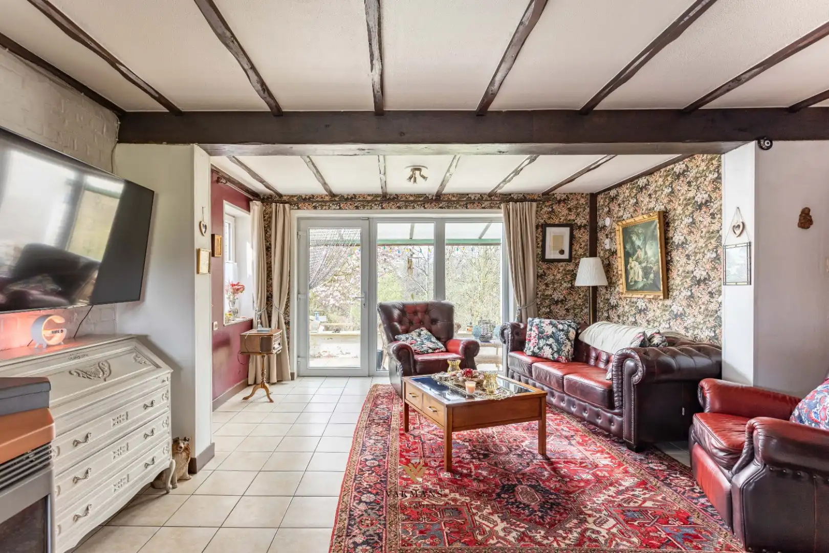 Ruime alleenstaande woning met garage in heuvelachtige omgeving foto 19