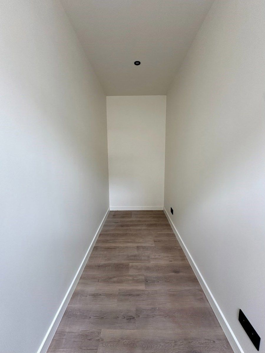 TE KOOP - gerenoveerd appartement met 1 slaapkamer en bureau foto 6