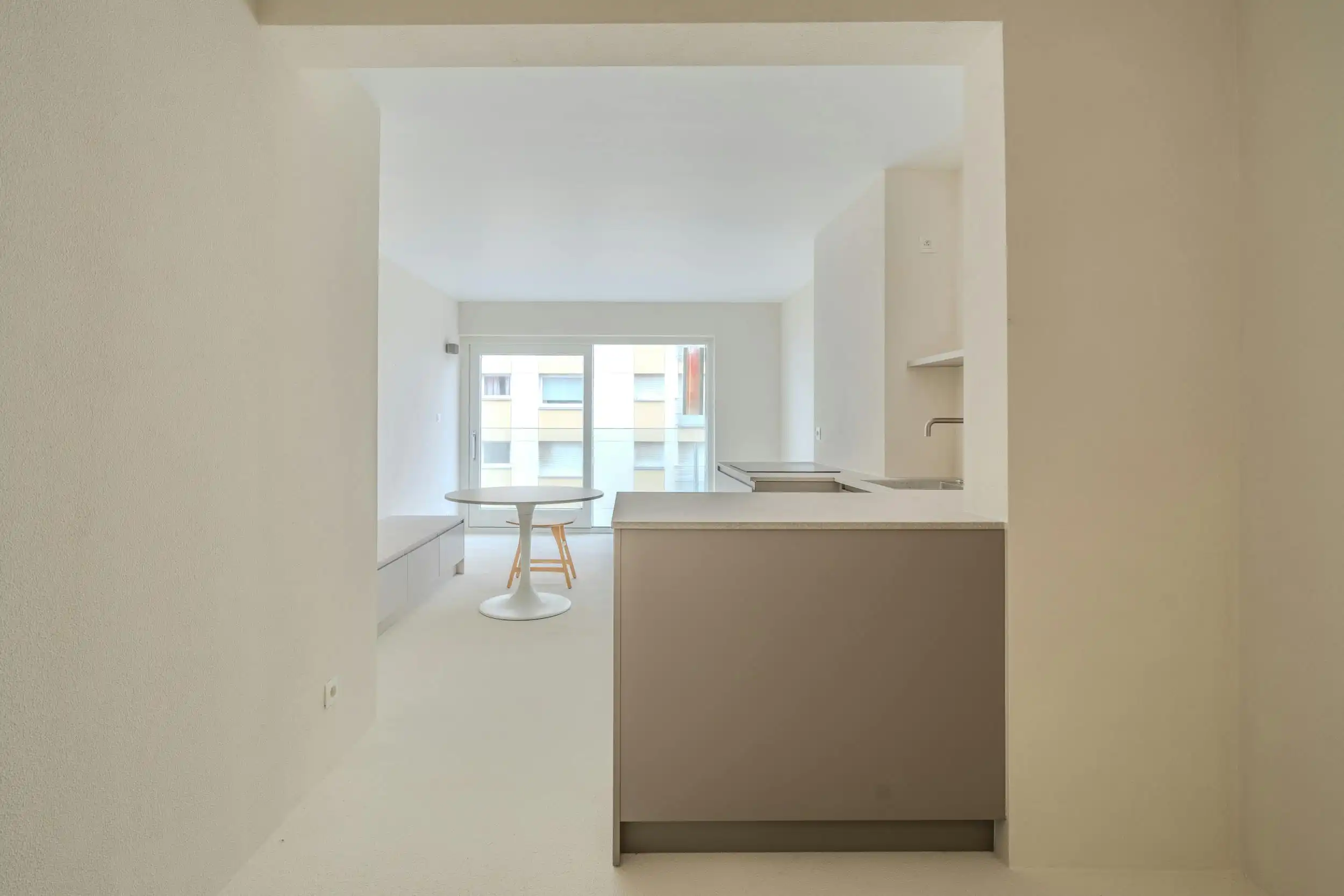 Prachtig gerenoveerde studio met slaaphoek en zijdelings zeezicht! foto 4