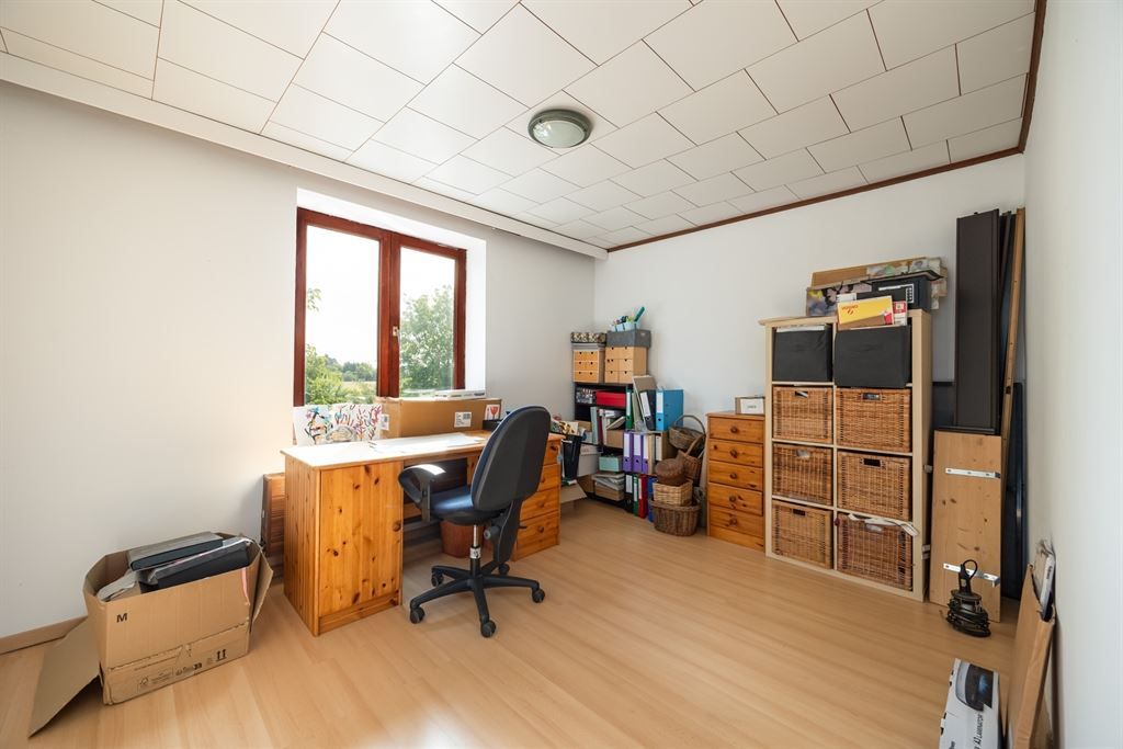 Ruime op te frissen woning met groene tuin! foto 16