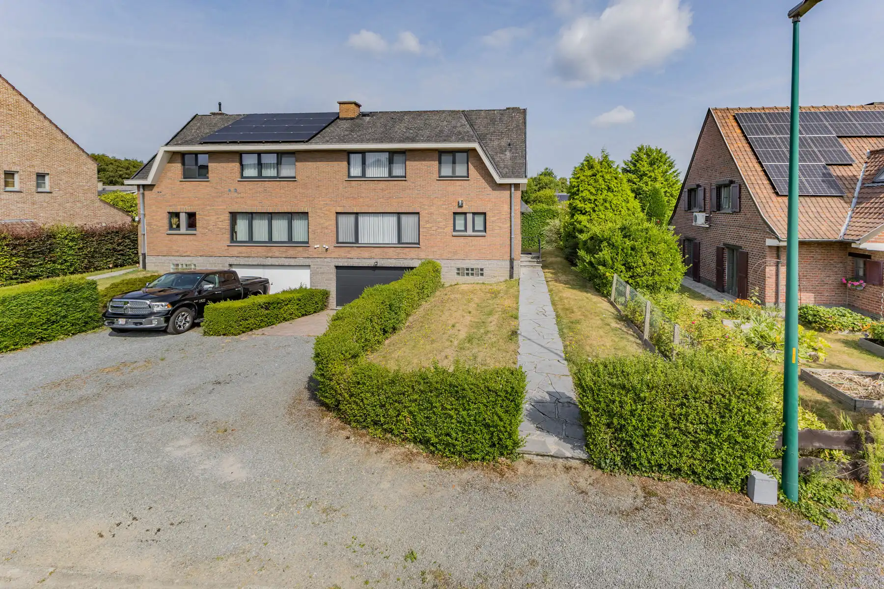 Goed gelegen woning met drie slaapkamers en garage foto 2