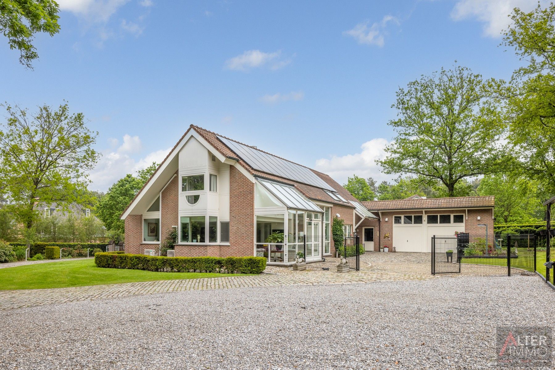 VERKOCHT! Uitzonderlijke villa in een schitterende residentiële, groene setting op een royaal perceel van 48a 15ca. te Zolder! foto 2