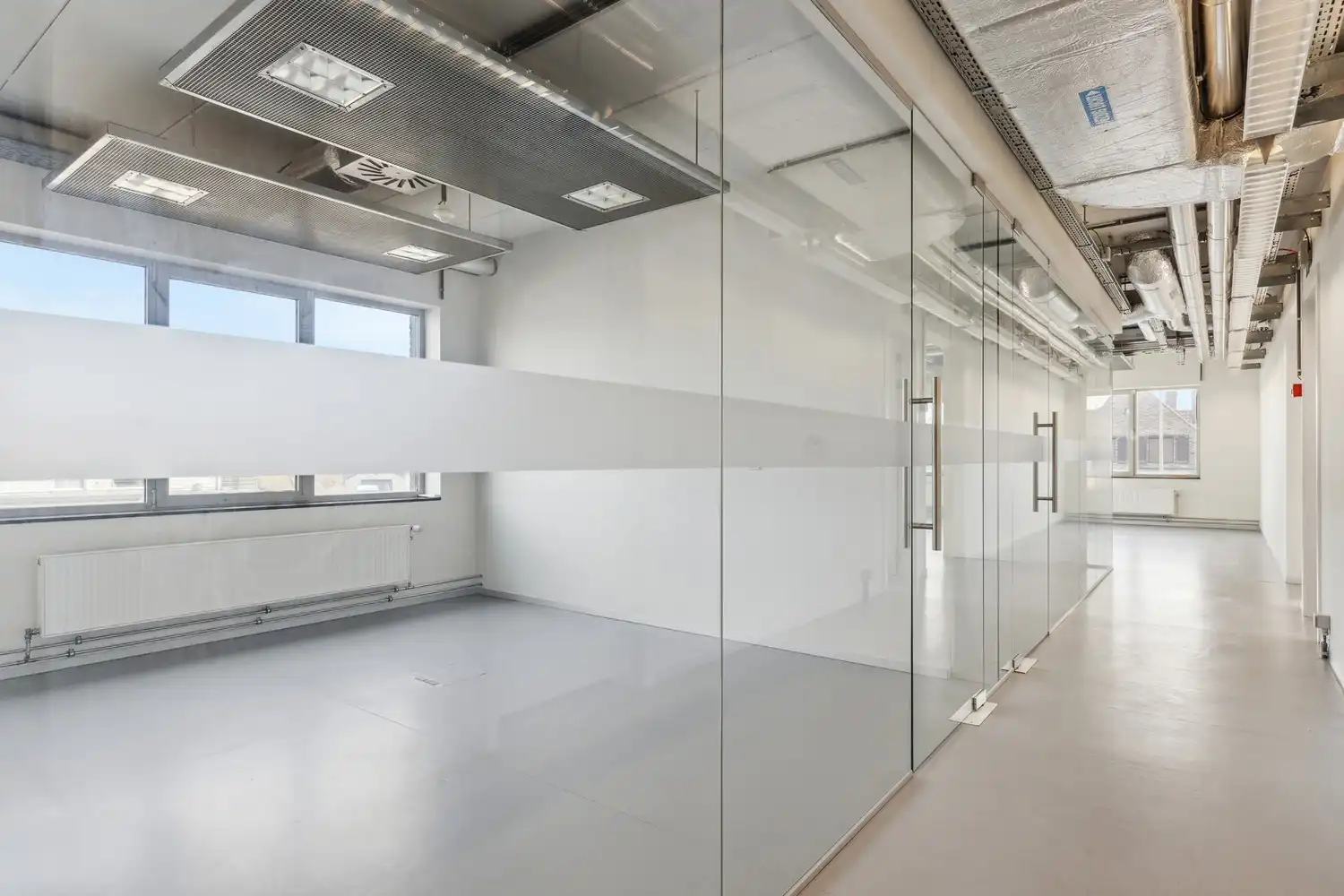 Veelzijdig kantoorgebouw met ruime parking op 2433 m² foto 30