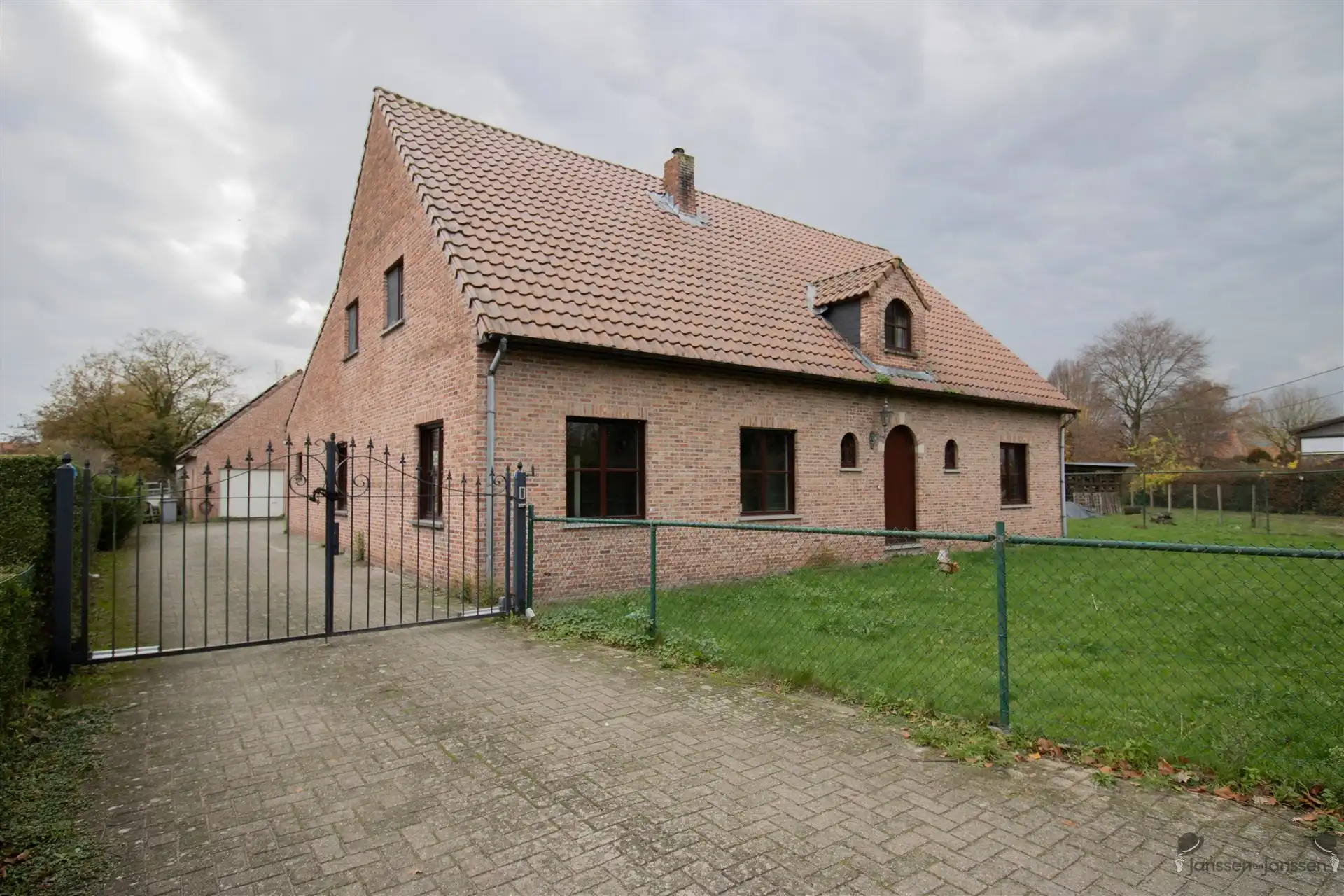 Rustig gelegen villa met min. 5 slaapkamers, ruime garage en zwembad op 1.876 m² foto {{pictureIndex}}