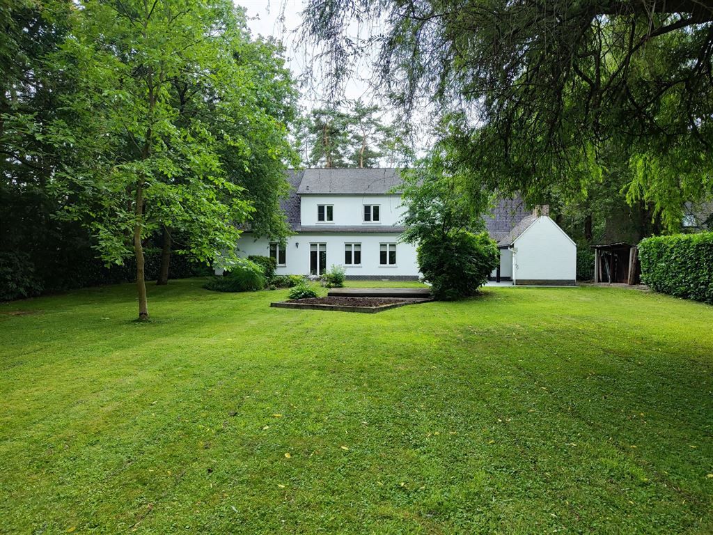 Villa in rustige straat foto 20