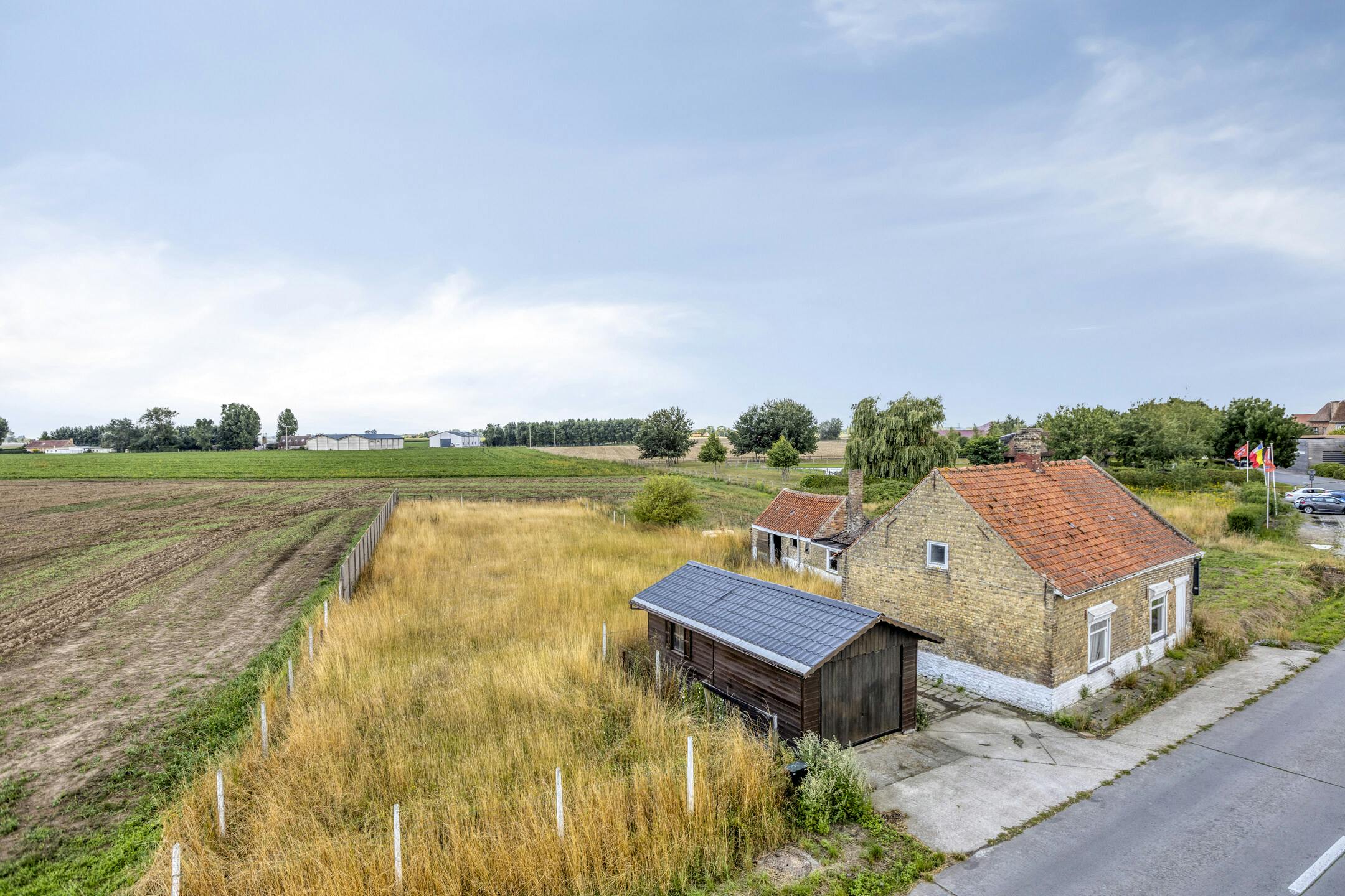 Hoofdfoto van de publicatie: Te renoveren/af te breken woning te Leisele (Alveringem).
