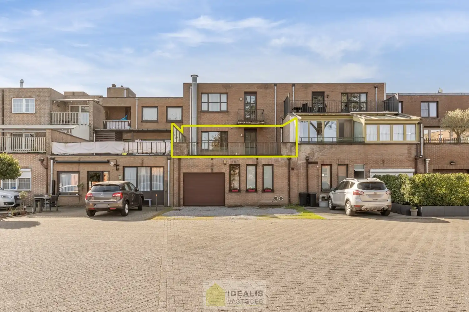 IDEALIS VASTGOED – RUIM APPARTEMENT MET TERRAS VAN CA.35M² EN PRIVATIEVE GARAGE IN HARTJE LOMMEL! Dit ruime appartement met een netto bewoonbare oppervlakte van ca.101m² bevindt zich op de 1e verdieping. Het appartement is vlot bereikbaar via de trappenzaal. Een naar eigen smaak op te frissen, goed ingedeeld en lichtrijk appartement met 2 slaapkamers, ruim terras en privatieve garage met sectionale poort! Zeker het bezoeken waard!! foto 4