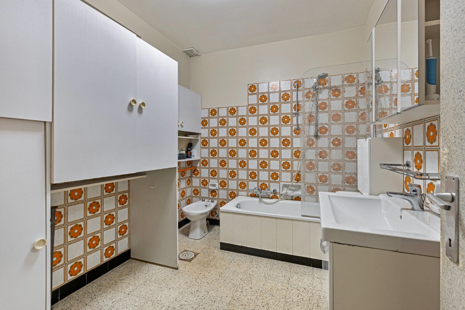 Ruime woning met 5 slaapkamers + inrit aan achterzijde foto 16