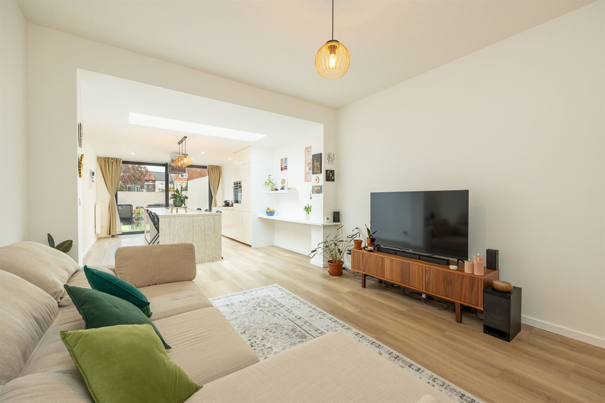 Modern gerenoveerde woning met 2 slpkmrs. en tuin foto 10