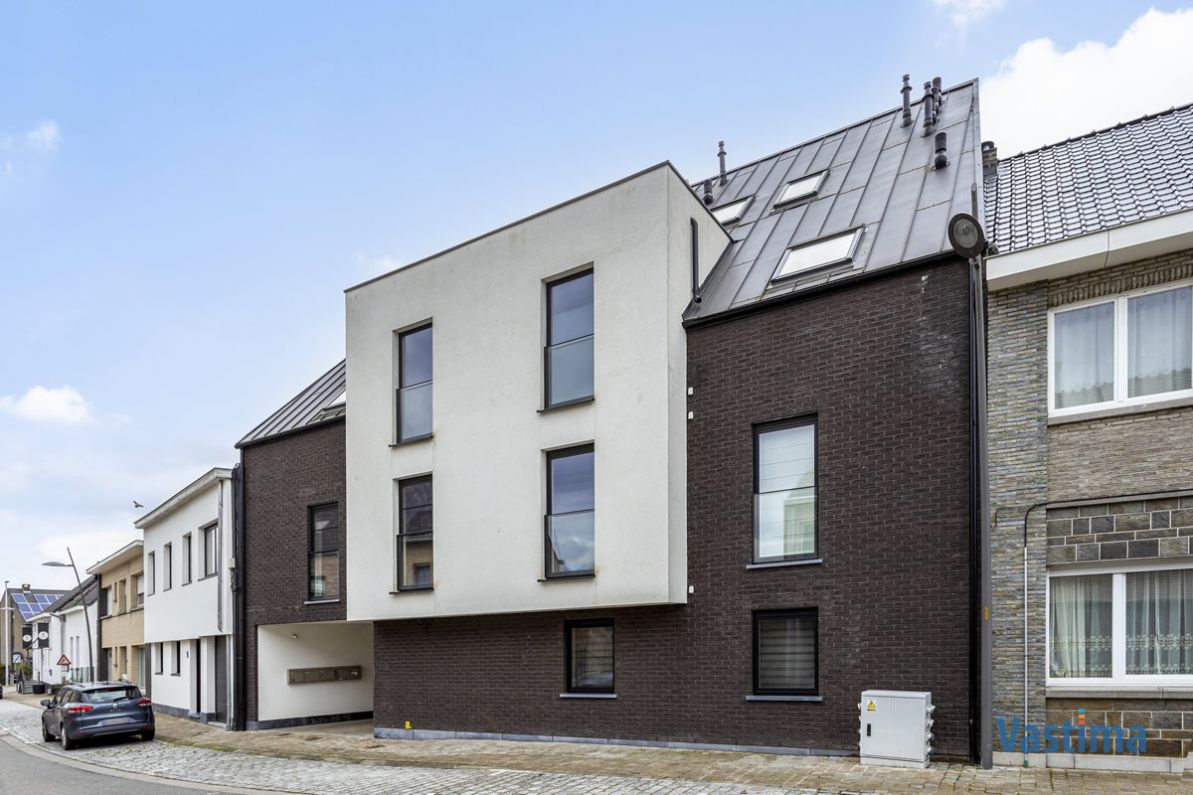 Recent duplex appartement met 2 slaapkamers, terras en autostaanplaats foto {{pictureIndex}}