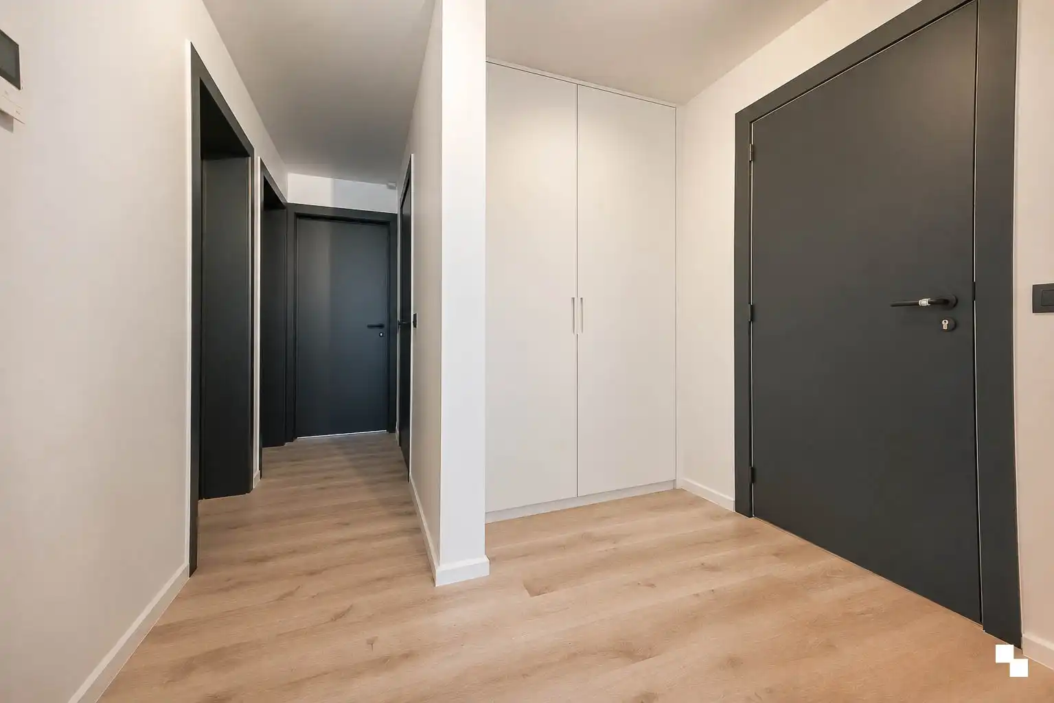 Gerenoveerd appartement met twee slaapkamers & airco in centrum Izegem foto 9