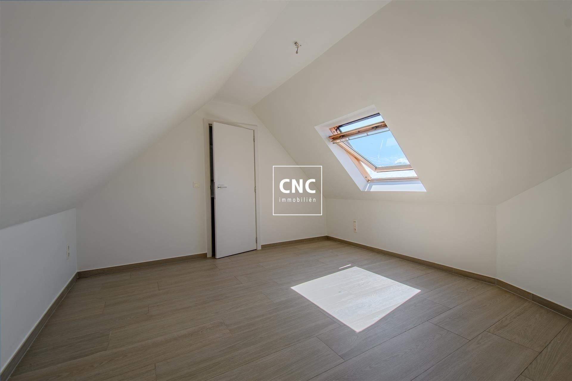 Lichtrijk en prachtig afgewerkt duplex-appartement foto 17