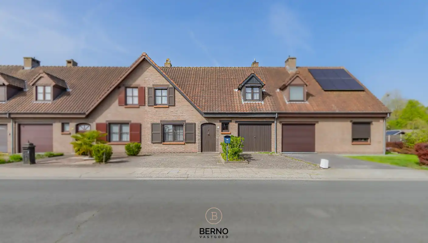 Kloeke rijwoning met garage op topligging nabij het station van Dendermonde. foto {{pictureIndex}}