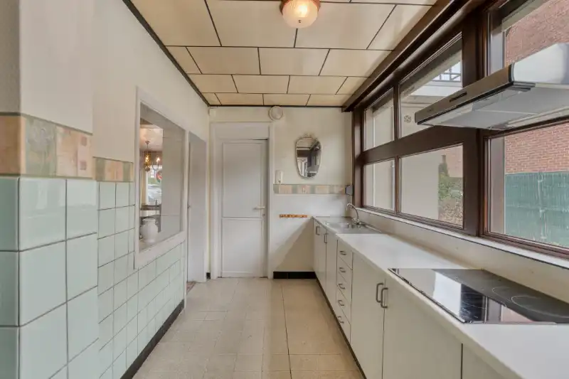 HALFOPEN BEBOUWING MET VEEL RENOVATIEPOTENTIEEL EN RUIM DAKTERRAS foto 8