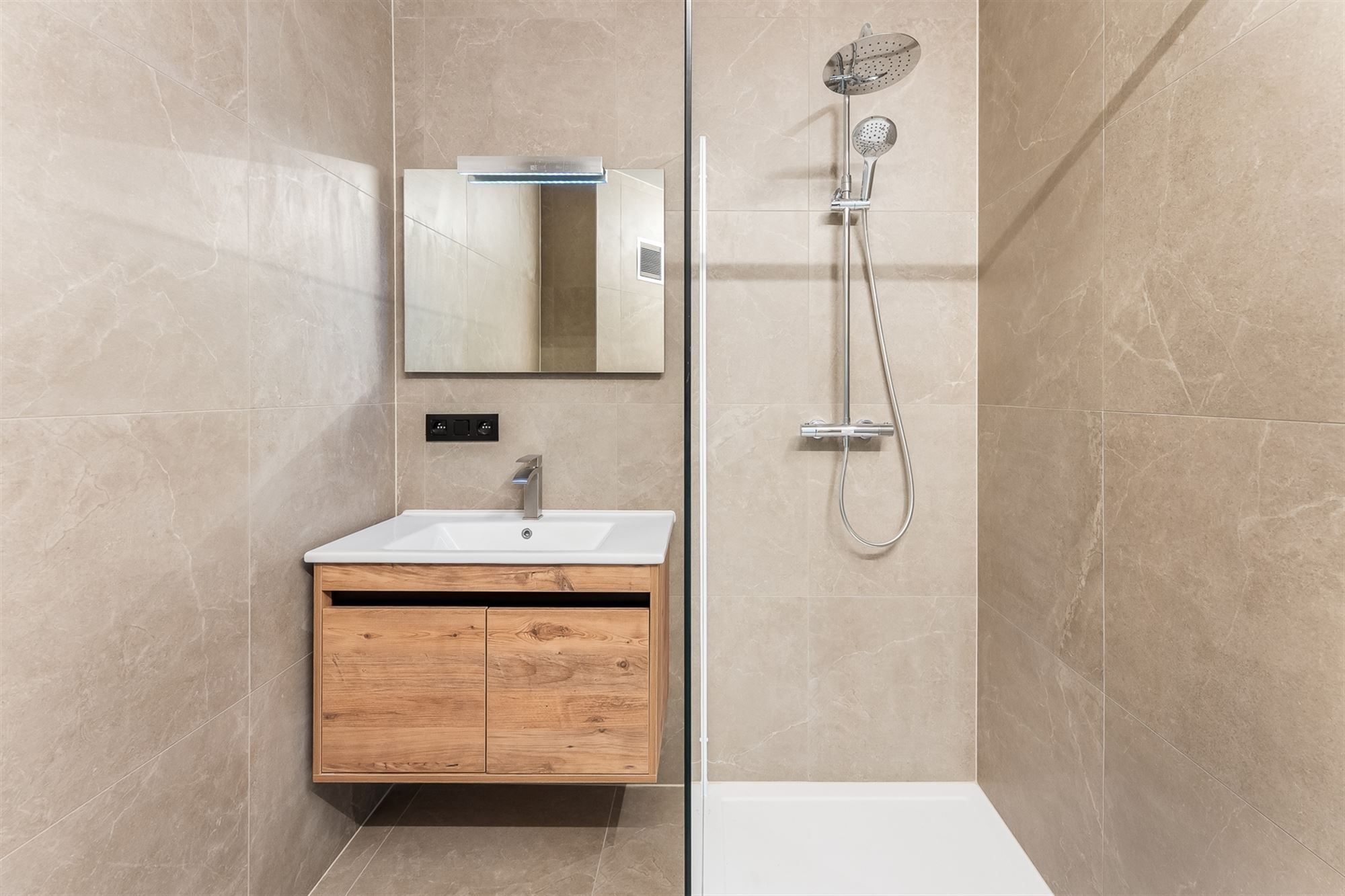 INSTAPKLAAR EN VERNIEUWD 1 SLAAPKAMER APPARTEMENT OP WANDELAFSTAND VAN HET CENTRUM foto 14