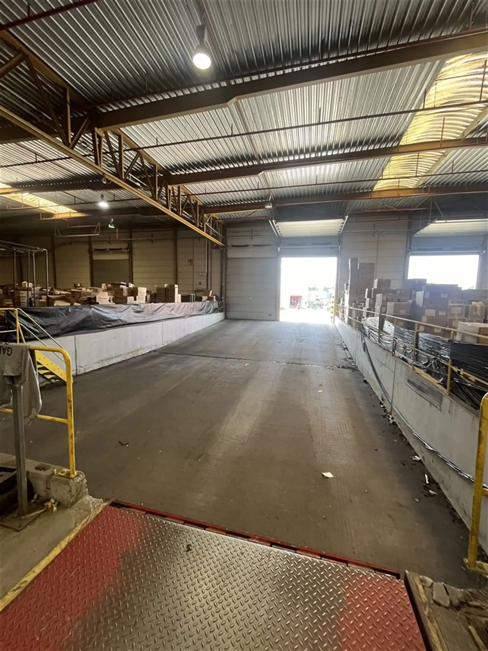Magazijn met laad- en loskades en ruime parking foto 4