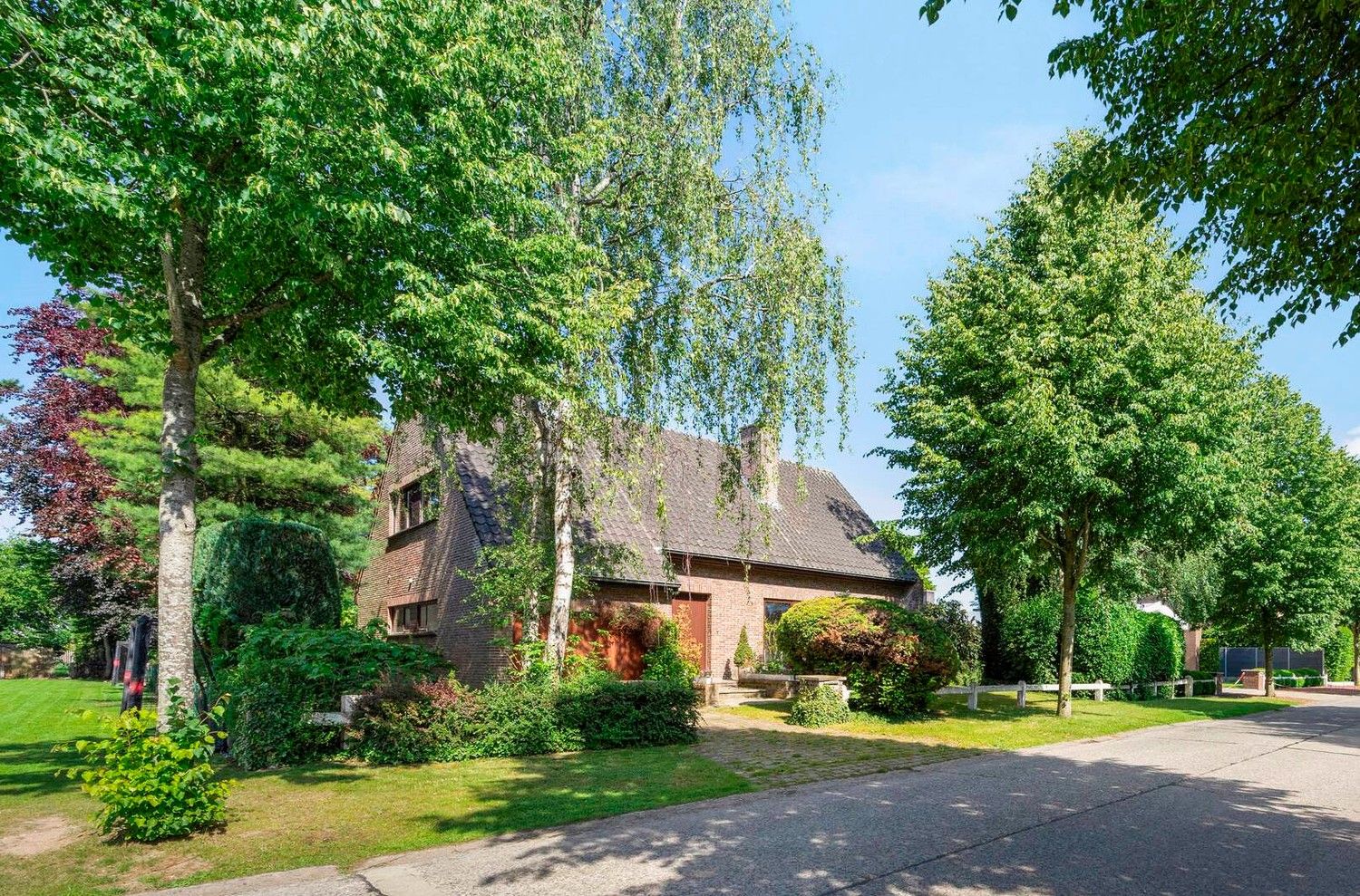Eigentijdse villa met grote zonnige tuin midden in het groen van Sint-Denijs-Westrem foto {{pictureIndex}}