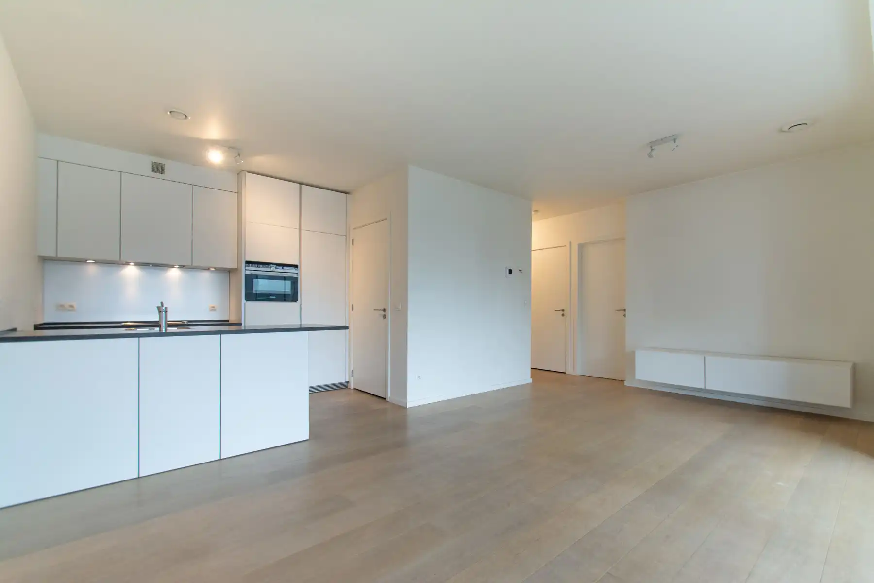 Ongemeubeld 1k appartement met prachtig terrras foto 3