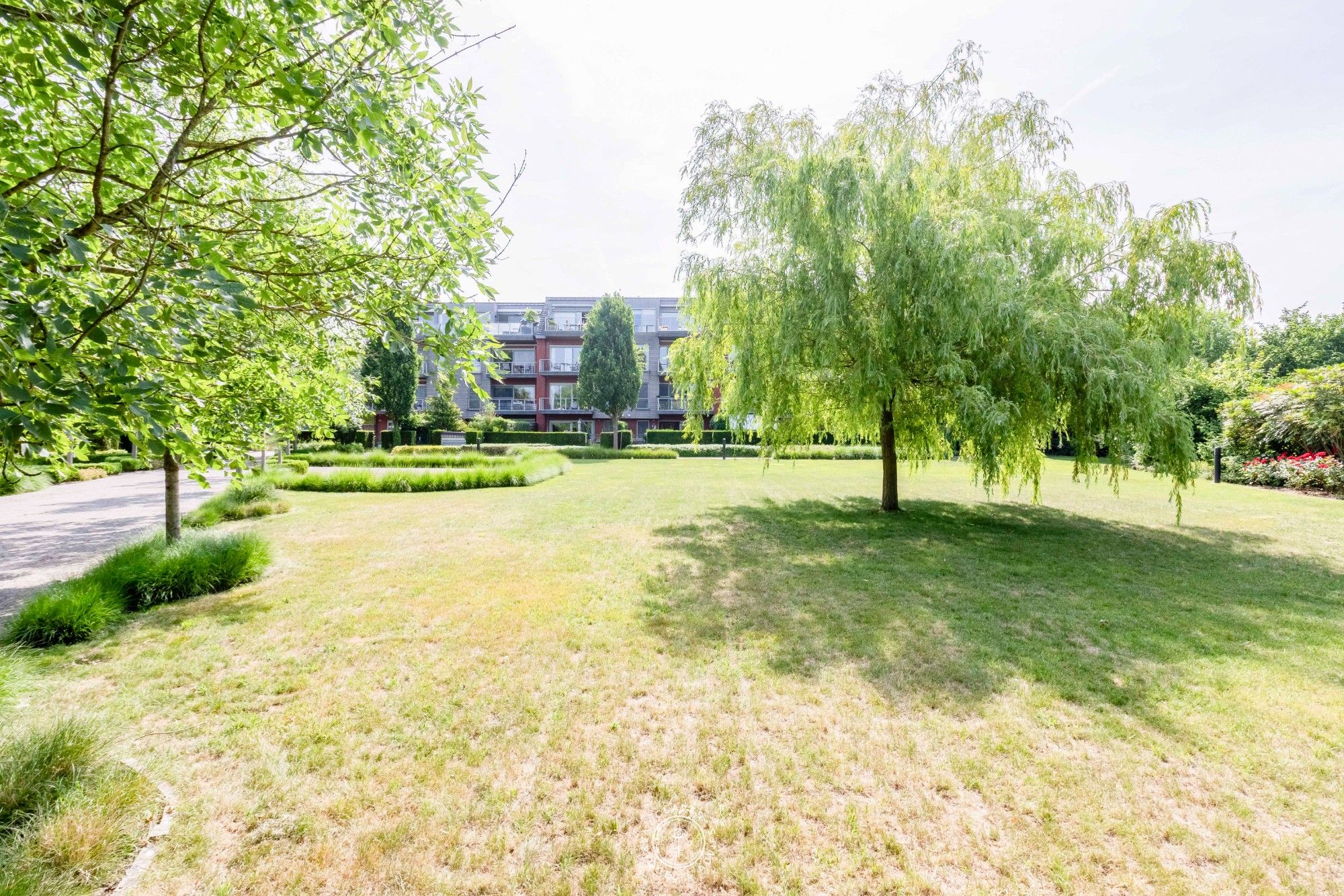 Gelijkvloers appartement met ruim terras en tuintje op een gesloten en groene residentie. foto 17
