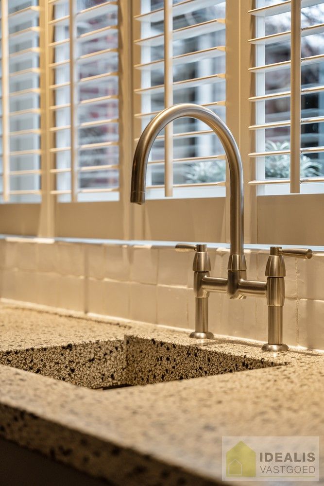 IDEALIS VASTGOED – Prachtige, stijlvolle woning met een aangename 123m² als bewoonbare oppervlakte. De woning omvat een lichtrijke ruime woonkamer voorzien van een pellet kachel en met een prachtige parketvloer dewelke overgaat in de keuken en 3 slaapkamers op een ruim en prachtig aangelegd perceel van 7a 42ca. Dit alles gelegen in een heerlijk rustige straat, op enkele minuten zowel van de centra van Pelt als Achel, doch ook op een steenworp van de Nederlandse grens, dichtbij Valkenswaard en Eindhoven. foto 17