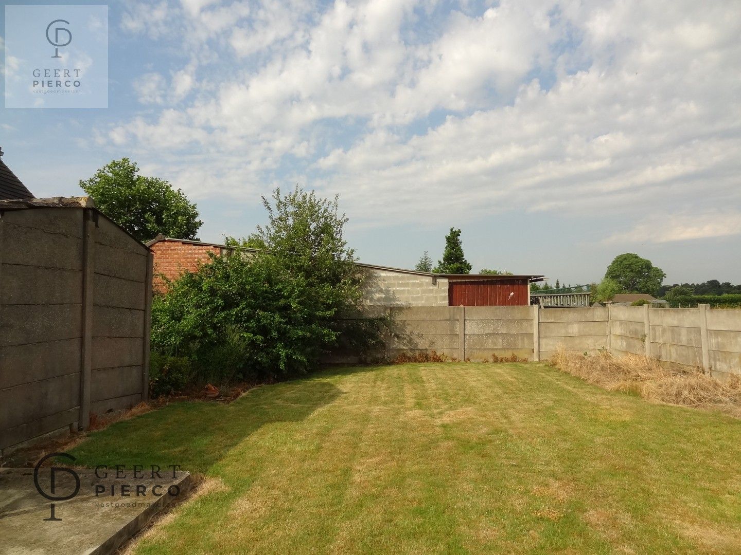 Centraal tussen Hasselt en Sint-Truiden, treffen we aan de Steenweg 56 te Alken deze te renoveren woning met drie slaapkamer, garage en tuin op een perceel van 8a03ca (breedte perceel circa 22m). foto 28