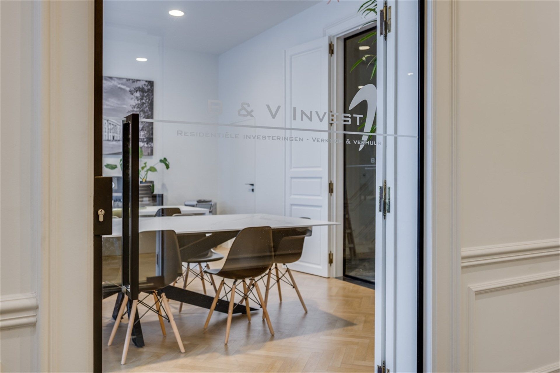 Representatief kantoor- of handelspand op topligging aan het Keizersplein in Aalst foto 5