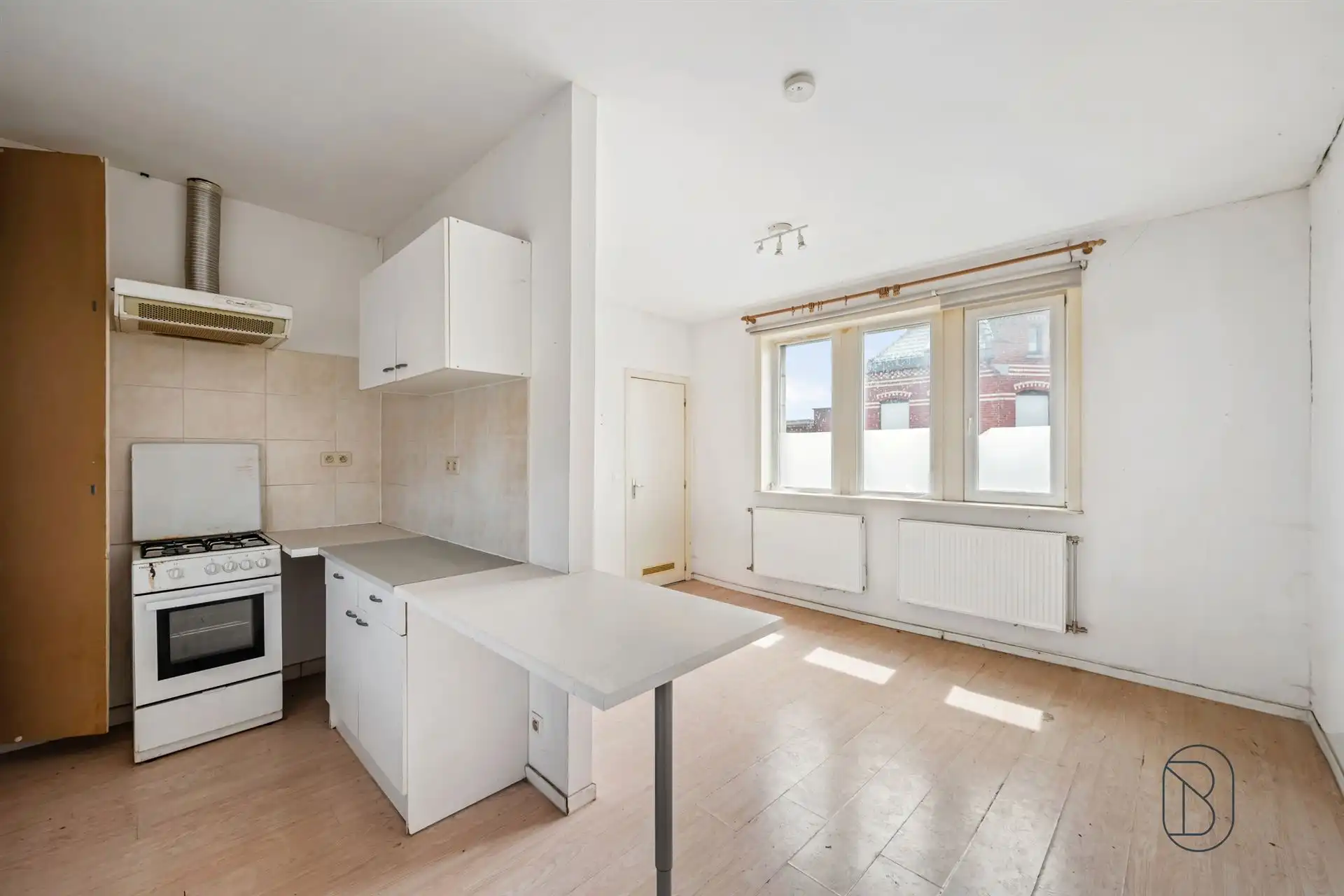 Te renoveren woning met 5 kamers, en parkeergelegenheid  foto 6