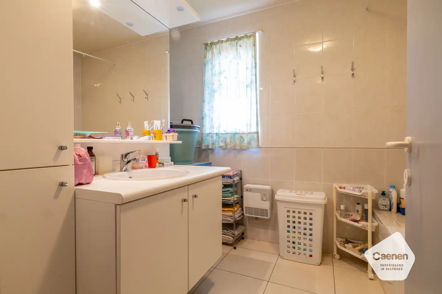 Ruim woonappartement in goede staat foto 23