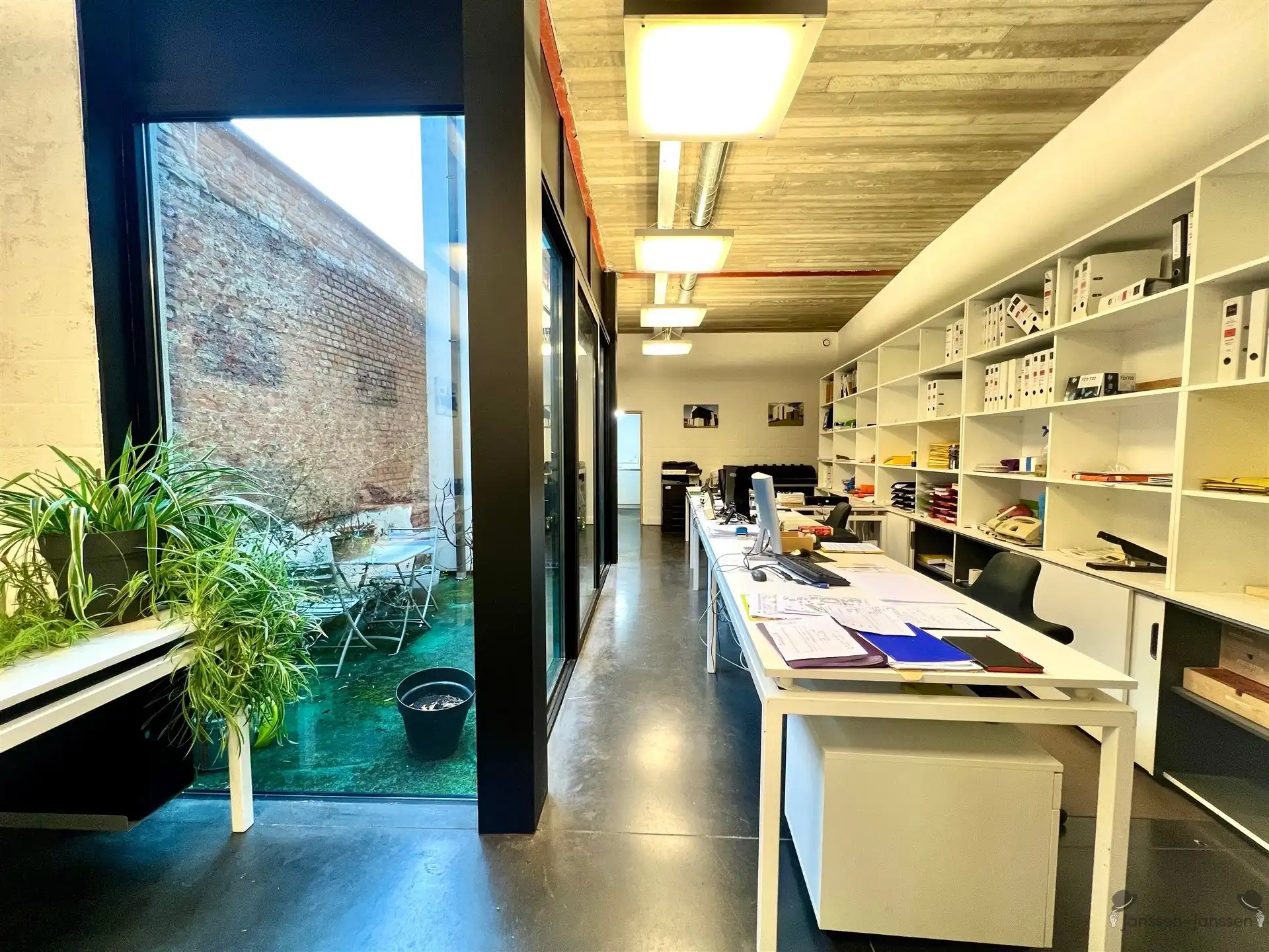 Centraal gelegen handelspand foto 4