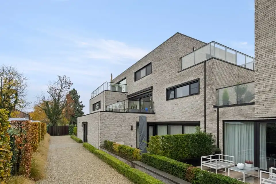 MODERN GELIJKVLOERS APPARTEMENT MET TERRAS EN STAANPLAATS IN SINT-TRUIDEN foto 35