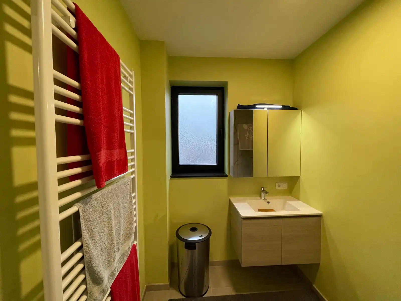 NIEUWERKERKEN - Lichtrijk appartement met ruim terras én garage. foto 5