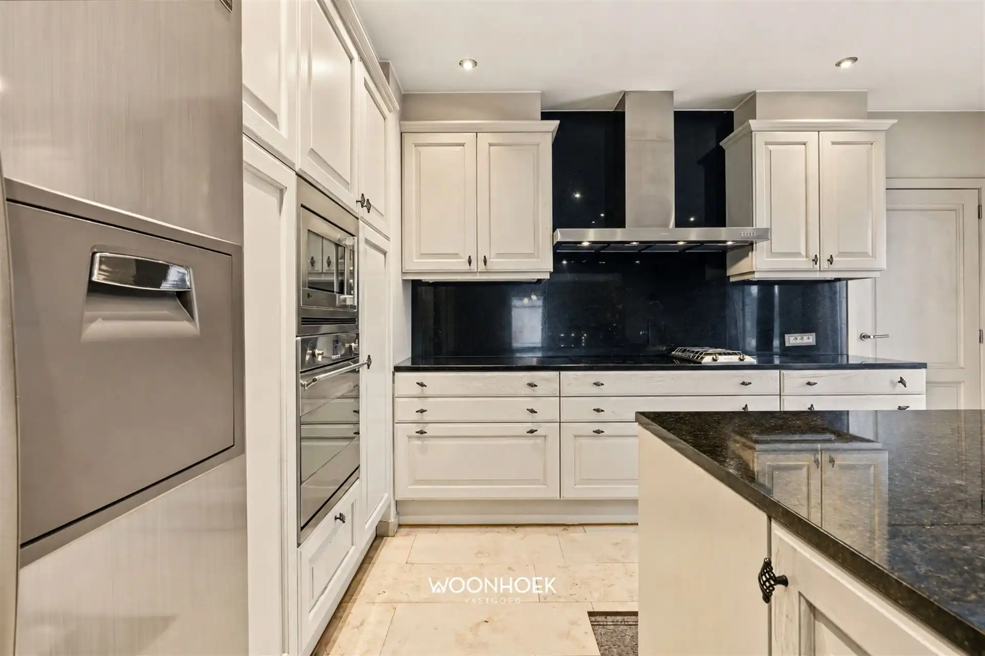 Exclusieve villa met panoramisch uitzicht en magazijn.  foto 11
