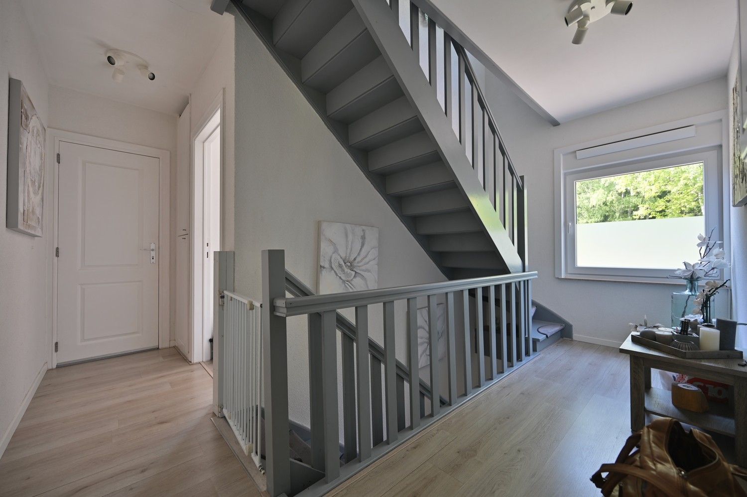 Halfvrijstaande bel-etagewoning met 3 slaapkamers, bosrijk gelegen in residentiële laan foto 5