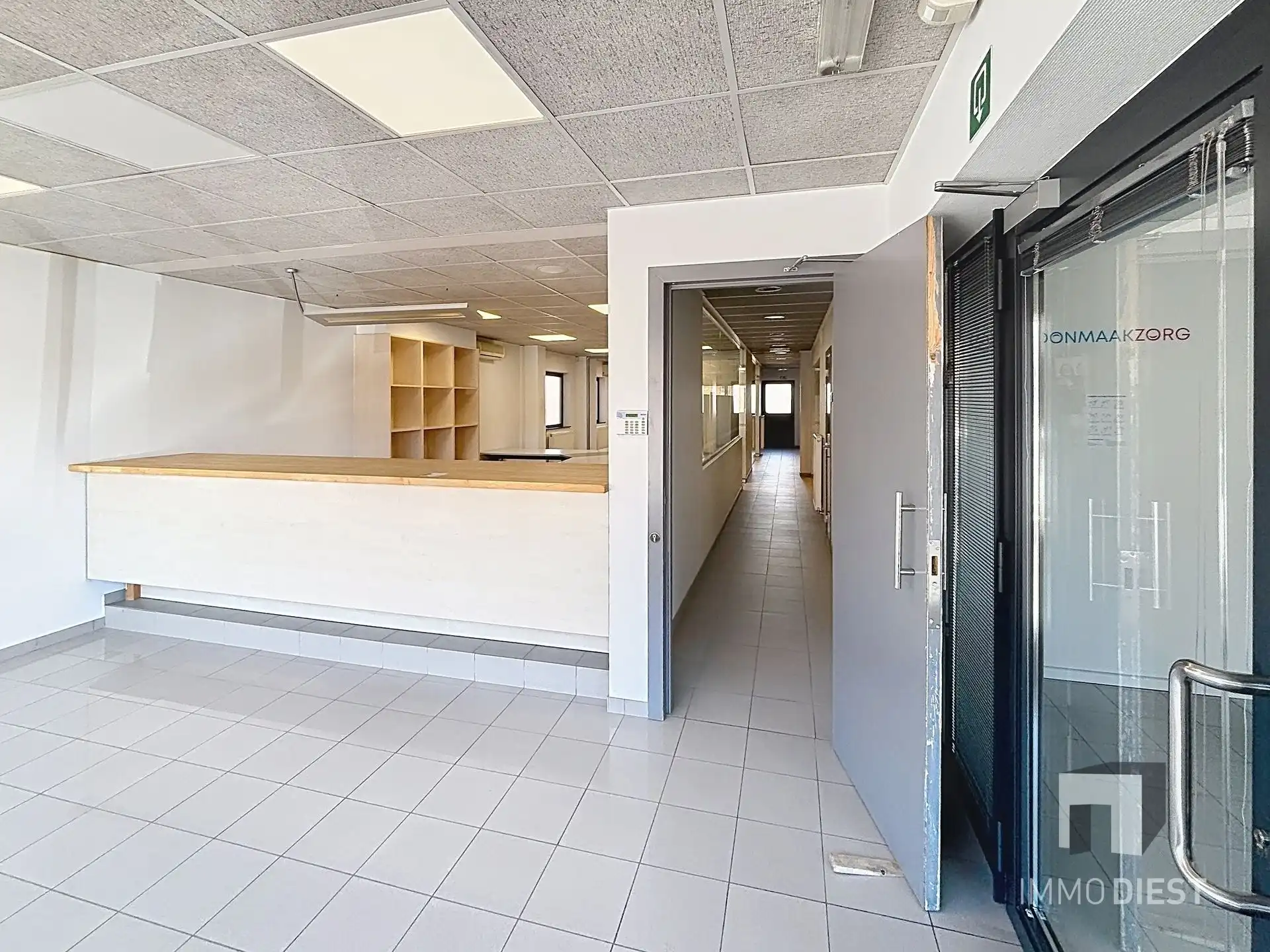 Handelsgelijkvloers van 230m² met private, achterliggende parking voor 3 wagens. foto 4