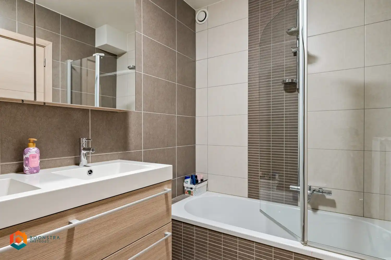 Instapklaar gelijkvloers appartement met 2slpkrs en tuin foto 15