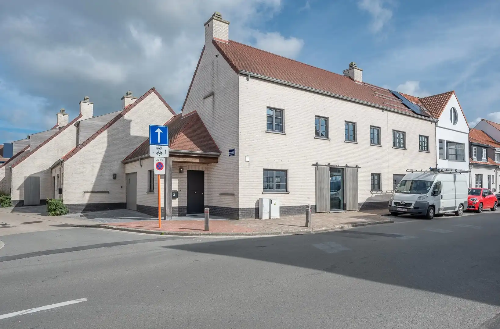 Ruime, recente hoekwoning gelegen vlakbij de groentenmarkt en het Keuvelhoekplein. foto 20