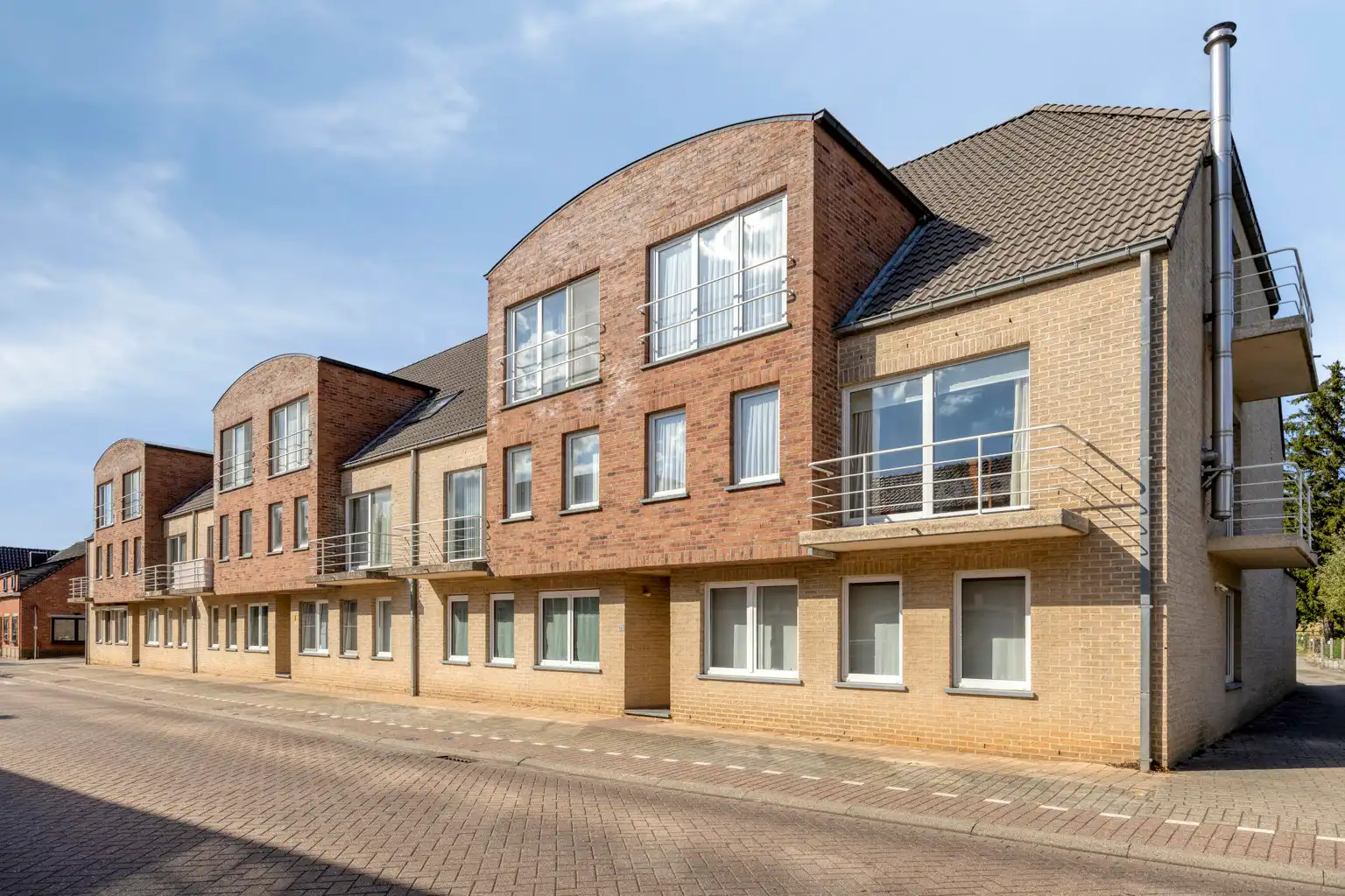 GELIJKVLOERS APPARTEMENT MET 2 SLAAPKAMERS EN GARAGE foto 3