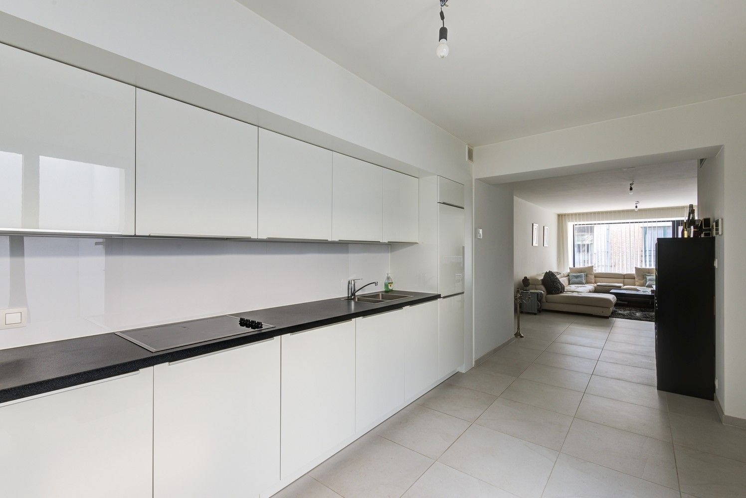 MODERNE WONING MET 2 SLAAPKAMERS, 2 TERRASSEN EN GARAGE IN HET CENTRUM VAN HOESELT foto 3