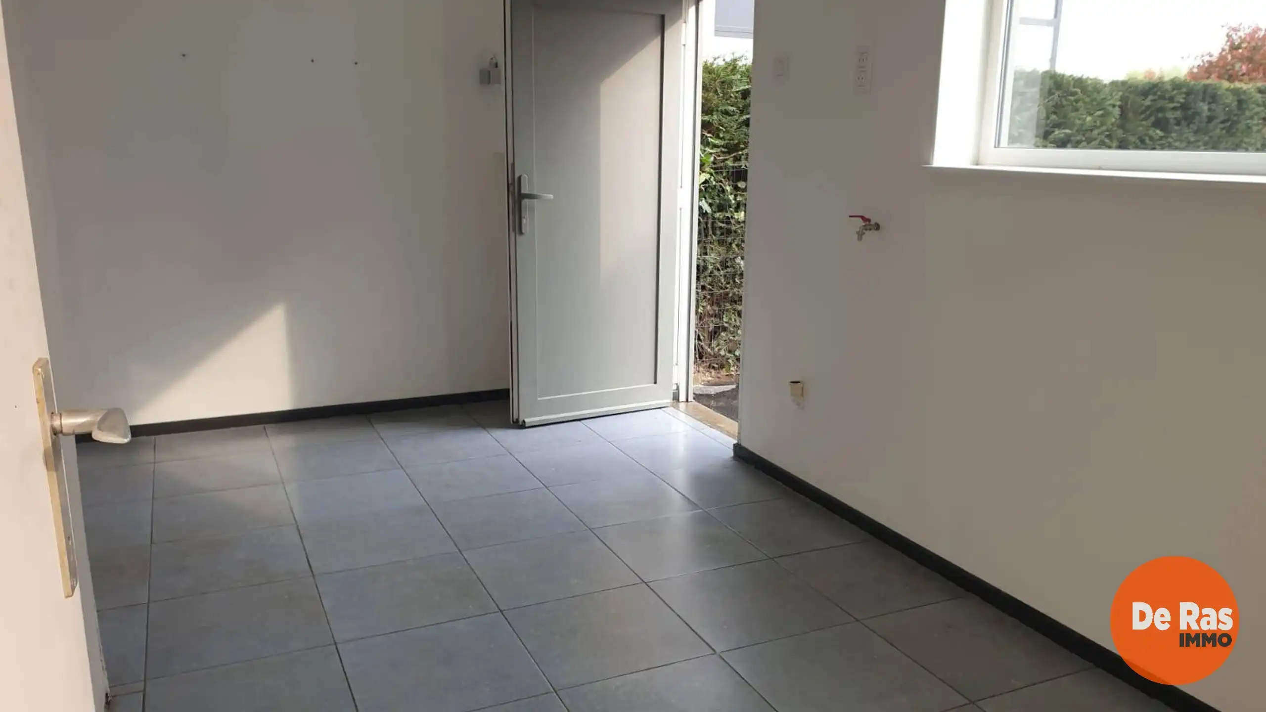 WICHELEN - Ruime woning met multifunctionele loods. foto 16